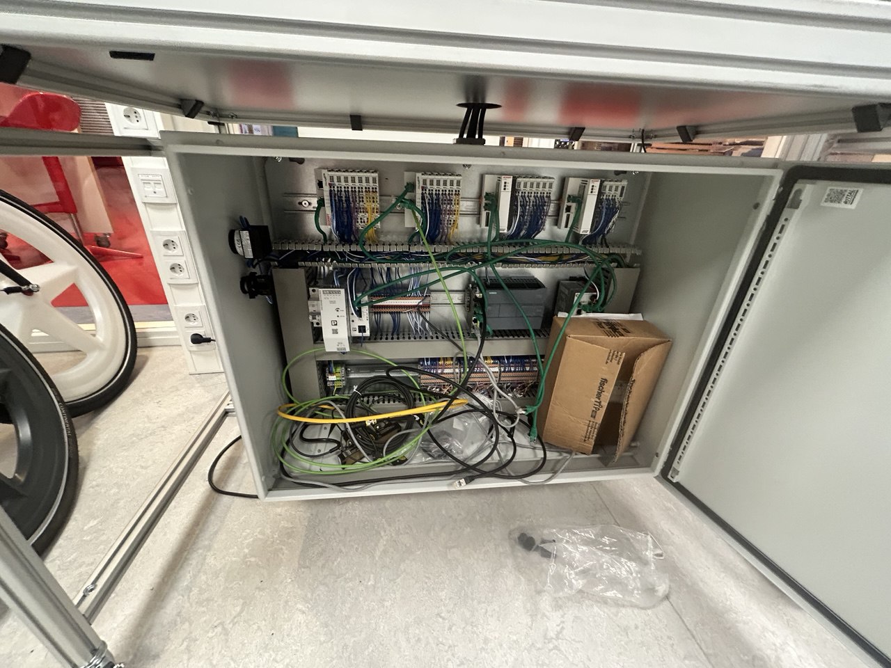 Hardware cabinet
